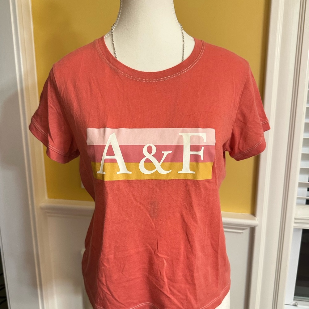 Abercrombie and fifch Tshirt orange. With logo